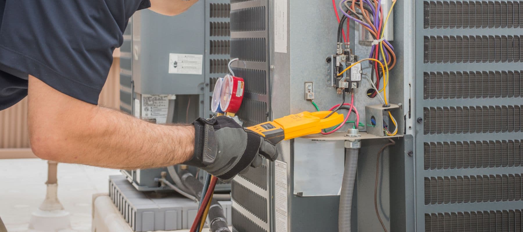 thayer tech reading an pressure reader that is connected to an outdoor hvac unit